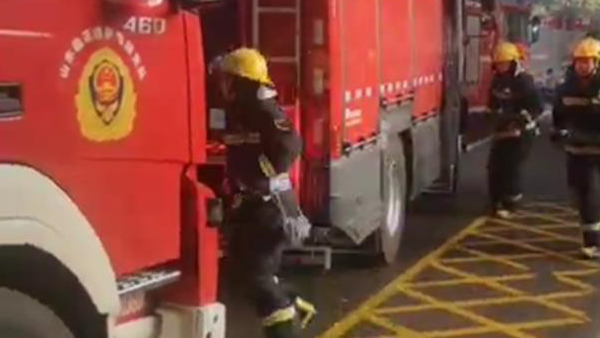 山東臨沂一平房煤氣罐爆炸擊穿屋頂，無人員傷亡